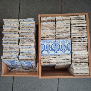 Antieke smalle randtegels, sierranden beschikbaar voor biedingen