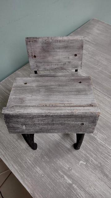 Klein lessenaarsbankje met gietijzeren onderstel. beschikbaar voor biedingen