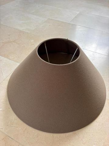 Bruin geweven lampenkap beschikbaar voor biedingen