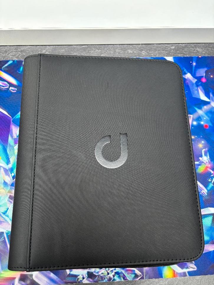 Toploader Binder – Zwart Lederlook (Nieuwstaat), Hobby & Loisirs créatifs, Jeux de cartes à collectionner | Pokémon, Neuf, Livre ou Catalogue