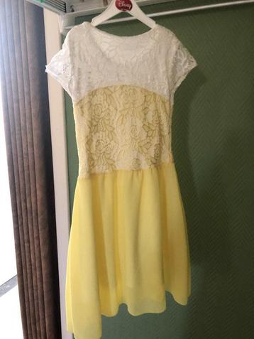 Leuk, wit-geel kleedje, maat 8 (134)