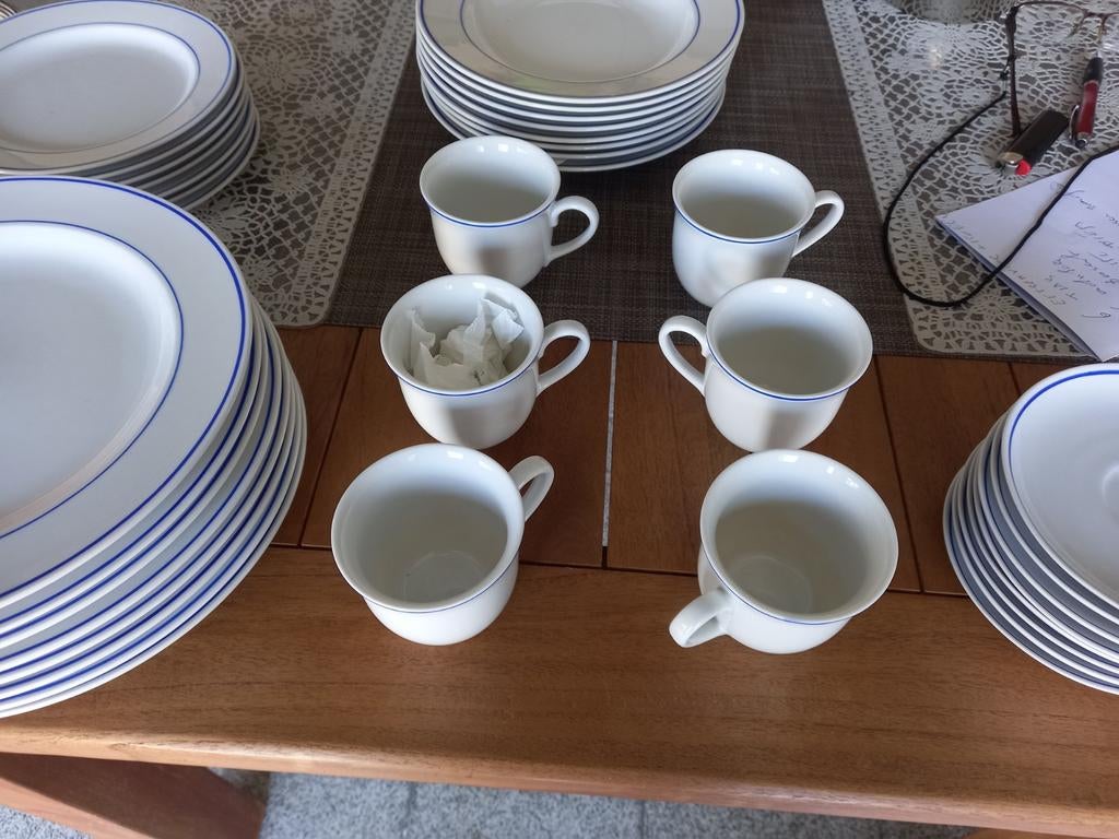 Service à café et à dîner avec bordure bleue, Enlèvement