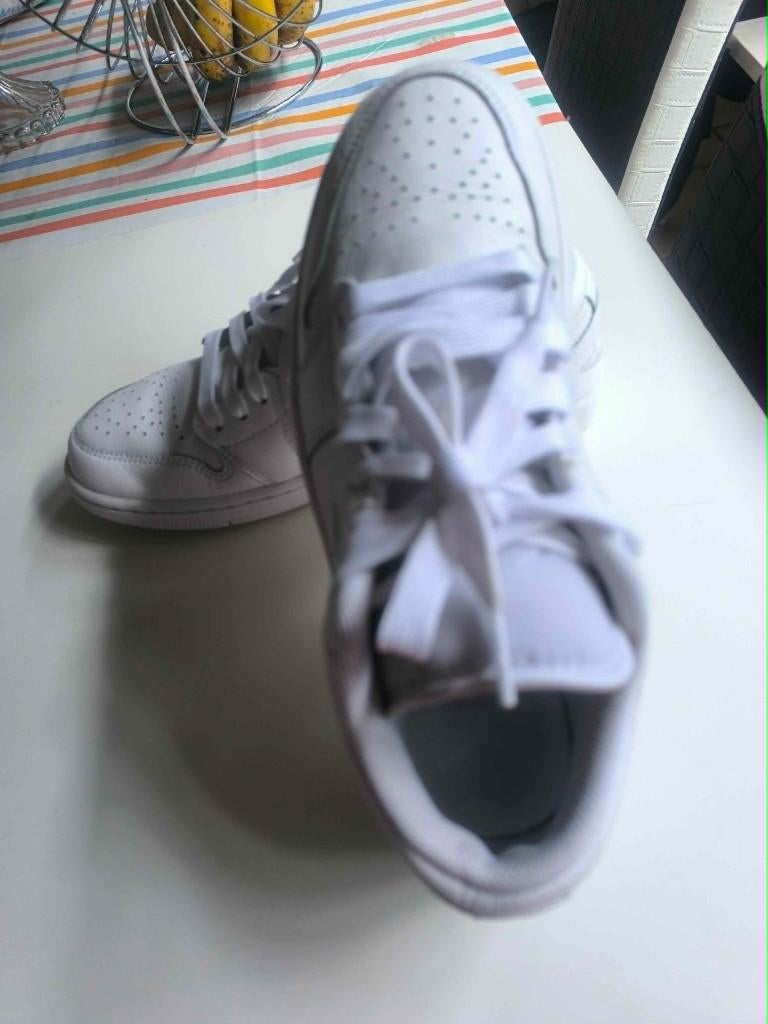 Nike Air Jordan 1 low blanches pointure 41 -trés bon état, Sports & Fitness, Enlèvement ou Envoi, Comme neuf