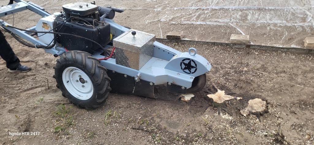 Afgraven grassen ,grint ,frezen  boomstronken struiken  enz, Ophalen