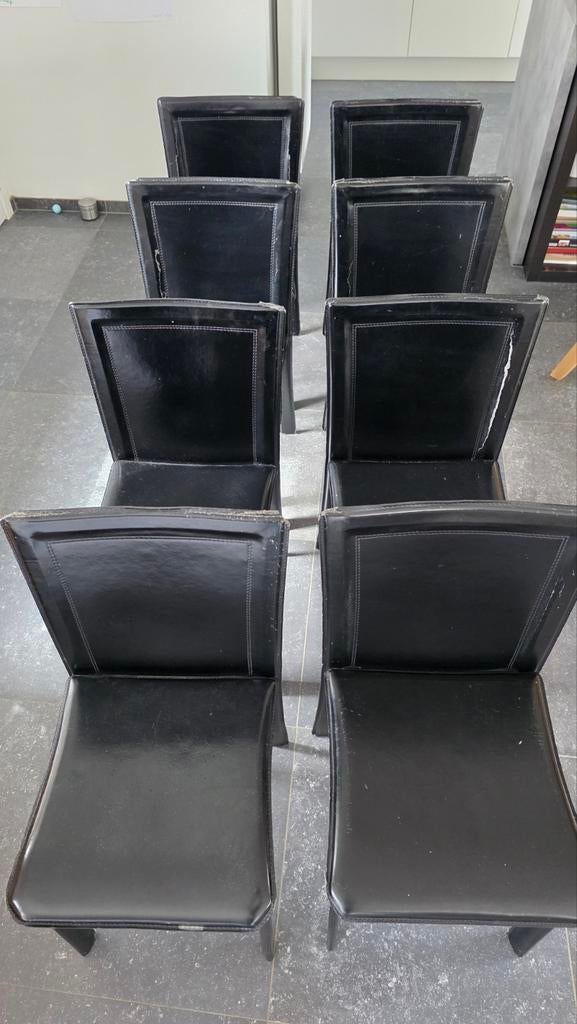 8 stoelen in leder, met gebruikssporen, Enlèvement