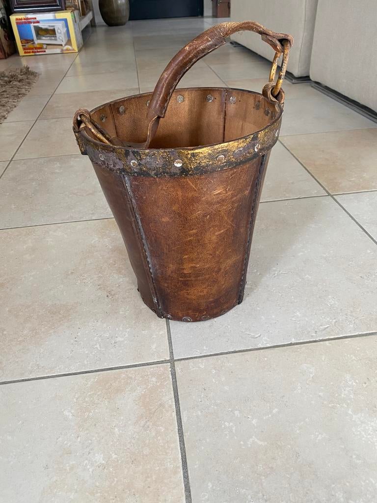 Oude leren vuilbakje, Ophalen