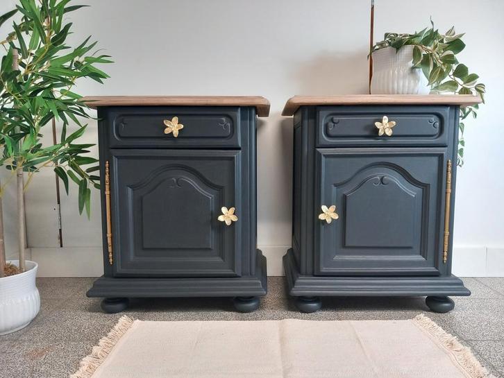 2 nachtkastjes in het zwart met lade en deurtje gouden knopj, Huis en Inrichting, Slaapkamer | Nachtkastjes, Ophalen