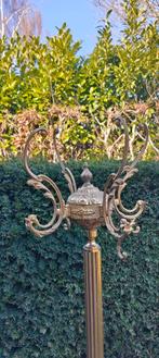 Bronskleurige kapstok, Ophalen