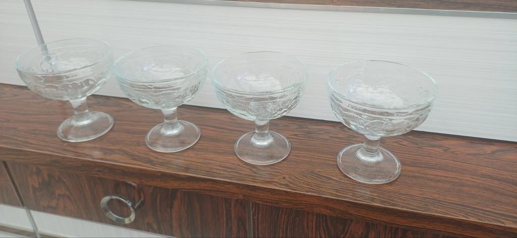 4 glazen schaaltjes op voet gratis af te halen, Enlèvement