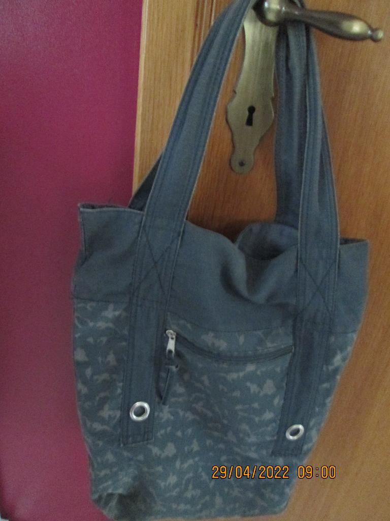 Sac d’épaule en tissu gris doublé avec motifs discrets gris, Bijoux, Sacs & Beauté, Sacs | Sacs Femme, Enlèvement, Comme neuf
