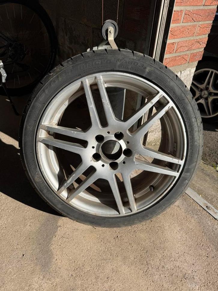 Jantes mercedes benz 5x112 + 2 pneus 235/40/18 presque neuf, Autos : Pièces & Accessoires, Pneus & Jantes, Pneus et Jantes, Pneus été