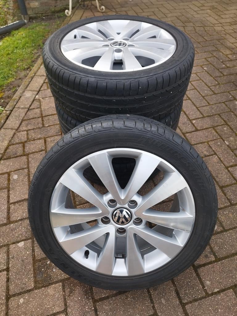 Jantes Volkswagen d'origine avec pneus d'été 225/45/R17, Autos : Pièces & Accessoires, Pneus & Jantes, Jante(s), Pneus été, 17 pouces