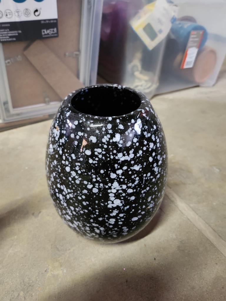 Zwart-witte vaas, Wit