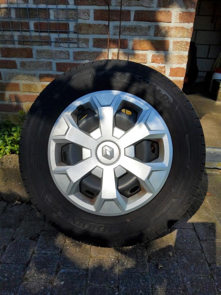 Velgen met banden renault trafic splinternieuw 4stuks, Auto diversen, Wieldoppen, Ophalen