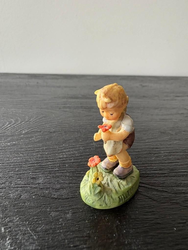 Hummel Goebel minitatuur, bloemenjongetje, Ophalen of Verzenden, Zo goed als nieuw, Hummel