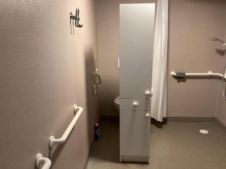 Armoire blanche compacte, Maison & Meubles, Armoires | Commodes, Enlèvement