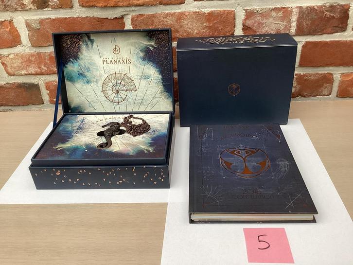 TOMORROWLAND 2018 " THE STORY OF PLANAXIS " 3 CD + CASE, CD & DVD, CD | Dance & House, Utilisé, Enlèvement ou Envoi