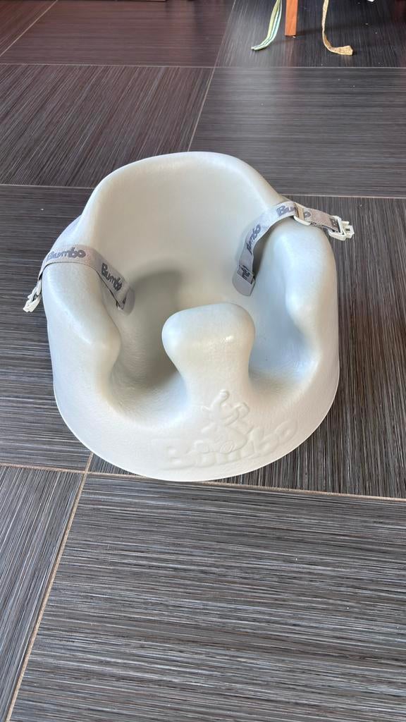 Bumbo zitje lichtgrijs, Ophalen, Zo goed als nieuw, Overige typen, Gordel(s)