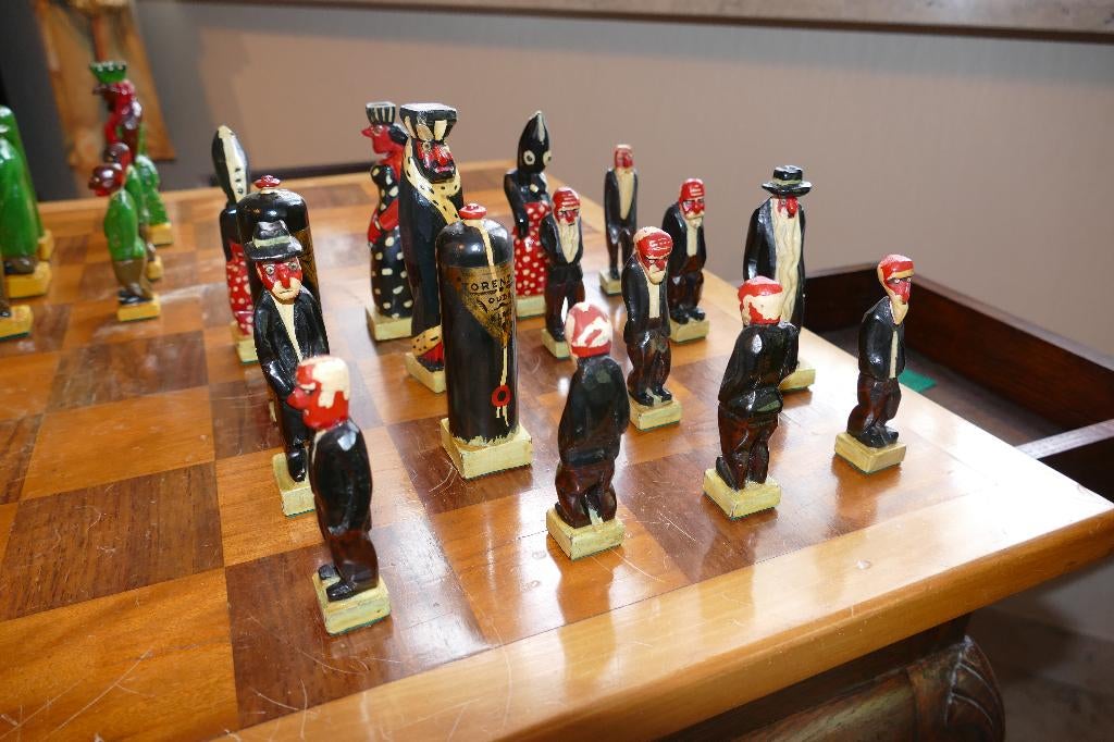 Herman Cornelis : table d'échecs avec statues en bois, Bois, Brun, Autres sujets, Enlèvement