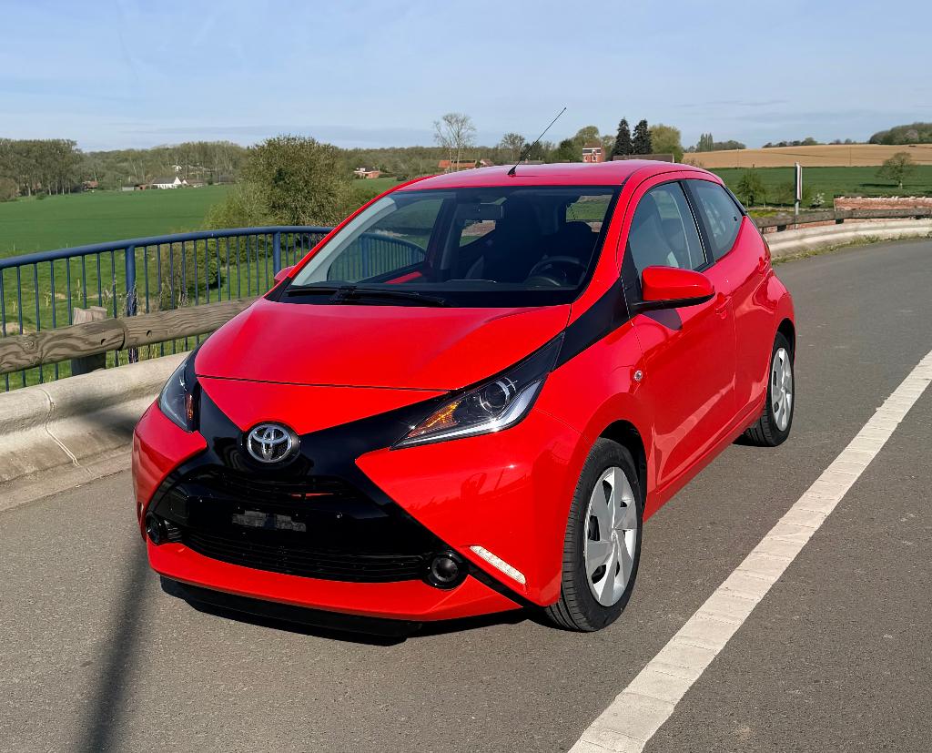 TOYOTA AYGO X PLAY, Rouge, USB, Achat, Euro 6