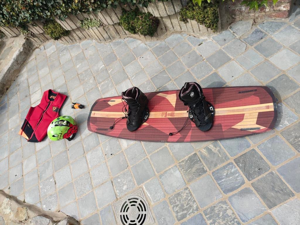 Wakeboard, chausses, impact vest, casque, Zo goed als nieuw, Board en Schoenen