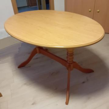 houten eettafel beschikbaar voor biedingen
