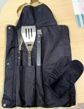 BBQ set met schort beschikbaar voor biedingen