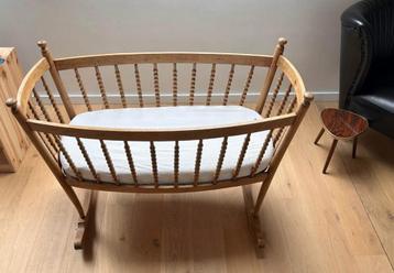 Houten wiegje met matras beschikbaar voor biedingen