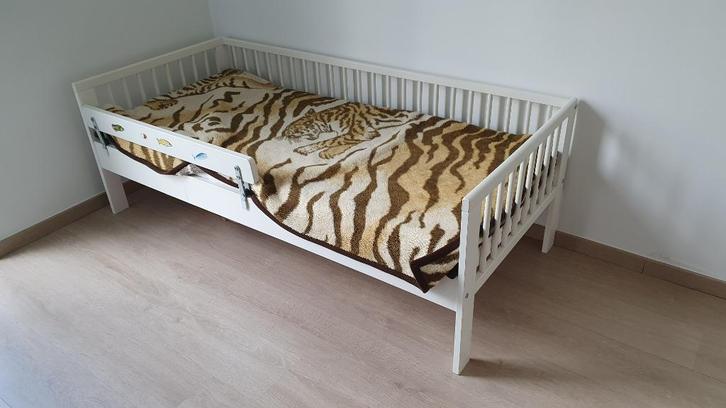 Kinderbed IKEA 70x160 + lattenbodem + zijsteun, Kinderen en Baby's, Kinderkamer | Bedden, Gebruikt, Lattenbodem, Matras, Ophalen