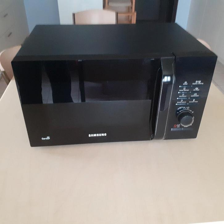 Microgolf vrijstaand, een 2 jaar oud is en weinig gebruikt., Elektronische apparatuur, Microgolfovens, Zo goed als nieuw, Vrijstaand