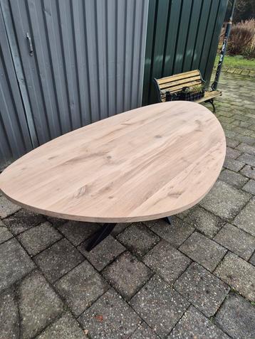 Organische massief eiken eettafel/tuintafel in kiezelvorm beschikbaar voor biedingen