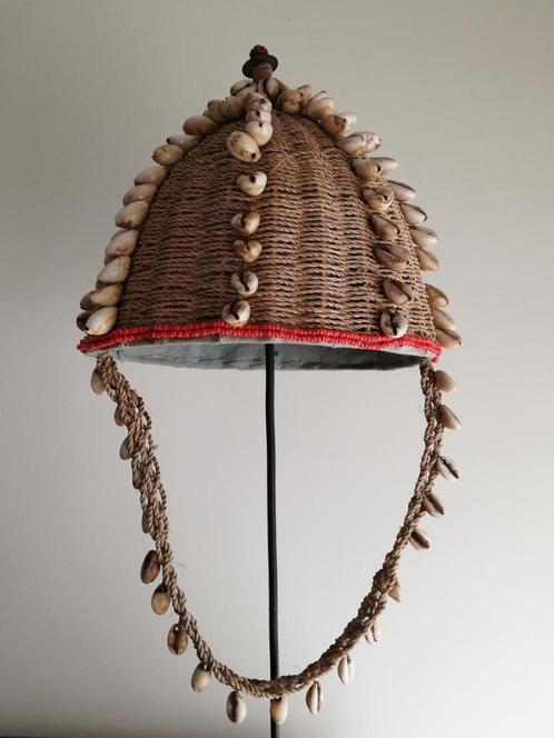 Mooi decoratief tribaal hoofddeksel met kauri schelpen (2), Antiek en Kunst, Curiosa en Brocante, Ophalen of Verzenden