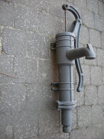 Oude waterpomp gietijzer beschikbaar voor biedingen