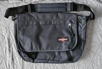 Sac Eastpak à bandoulière  disponible aux enchères