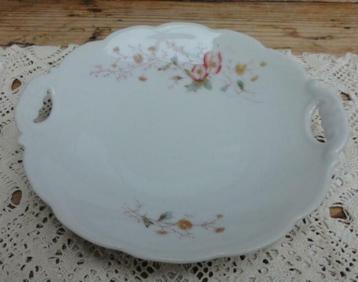Brocante wit porseleinen bonbonschaaltje met bloemetjes beschikbaar voor biedingen