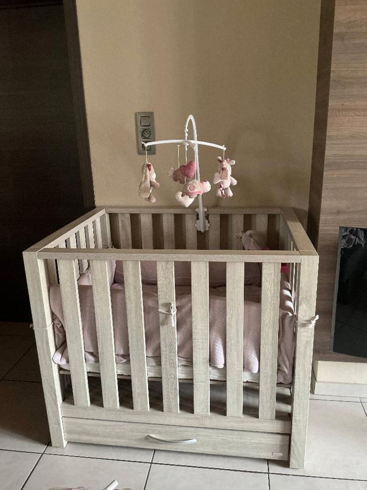 Parc pour bébés TWF avec revêtement réservé aux bébés, Enfants & Bébés, Parcs, Comme neuf, Rectangulaire, Réglable en hauteur