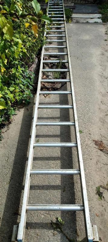 ladder met 26 treden / ongeveer 7 meter   beschikbaar voor biedingen