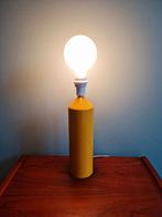 Vintage tafellamp van geel gelakt metaal, Antiek en Kunst, Ophalen of Verzenden