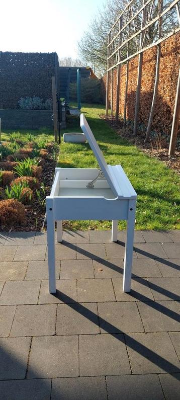 Bureau en stoel kind  beschikbaar voor biedingen