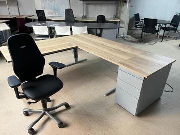 Elektrisch verstelbaar Bureau 200x180x80cm hoogte 62-82cm beschikbaar voor biedingen