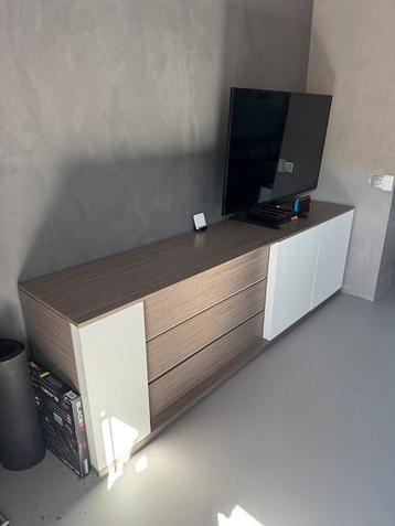Dressoir met led in zeer goede staat beschikbaar voor biedingen