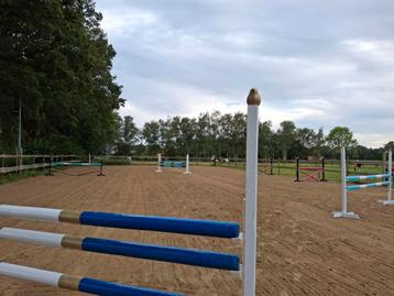 Gang met stallen te huur op paarden accommodatie te Geel