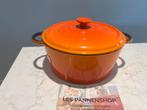 Poêle Staub 24 cm en orange flammée en excellent état, Maison & Meubles, Enlèvement ou Envoi, Comme neuf, Fonte