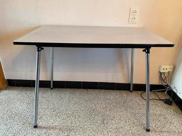 Tafel beschikbaar voor biedingen