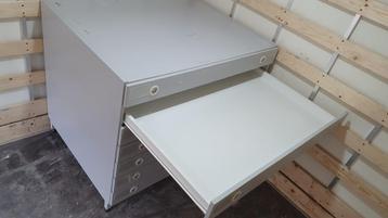 plan of tekeningkasten met laden beschikbaar voor biedingen