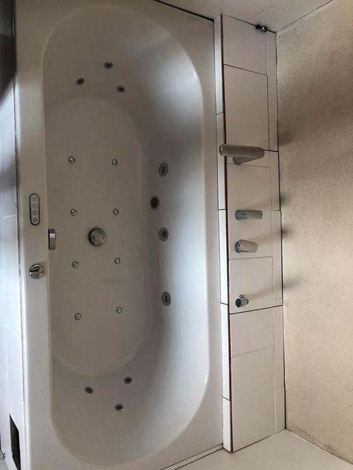 Massagebad met inbouwkranen, Huis en Inrichting, Badkamer | Complete badkamers, Zo goed als nieuw, Met bad, Ophalen