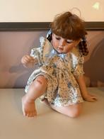 Porseleinen pop, bezeerde knie en traan, Verzamelen, Poppen, Ophalen of Verzenden, Zo goed als nieuw, Pop