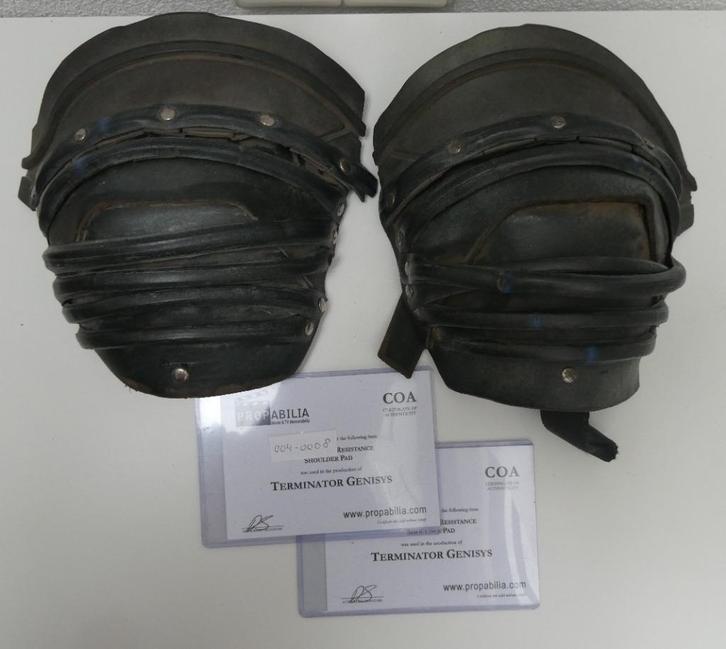 Terminator Genisys props shoulder pads (2 pieces), Verzamelen, Film en Tv, Gebruikt, Film, Ophalen of Verzenden