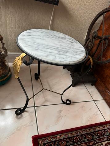 Bijzettafel beschikbaar voor biedingen