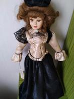 Porseleinen pop in oude poppen koets voor decoratie, Verzamelen, Poppen, Ophalen, Zo goed als nieuw, Pop